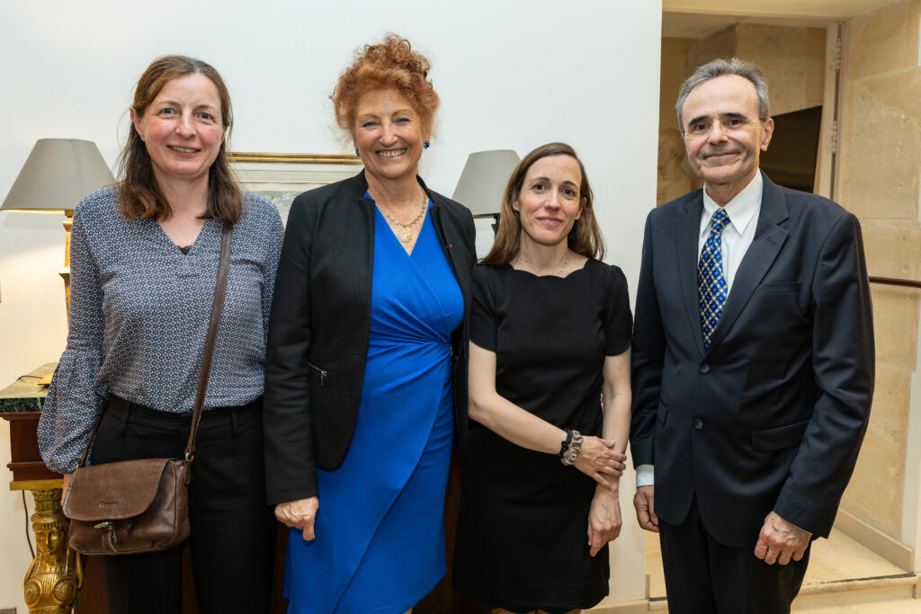 Photo de groupe lors d’un événement institutionnel réunissant plusieurs professionnels engagés dans le domaine de la santé et de la recherche cardio-vasculaire.