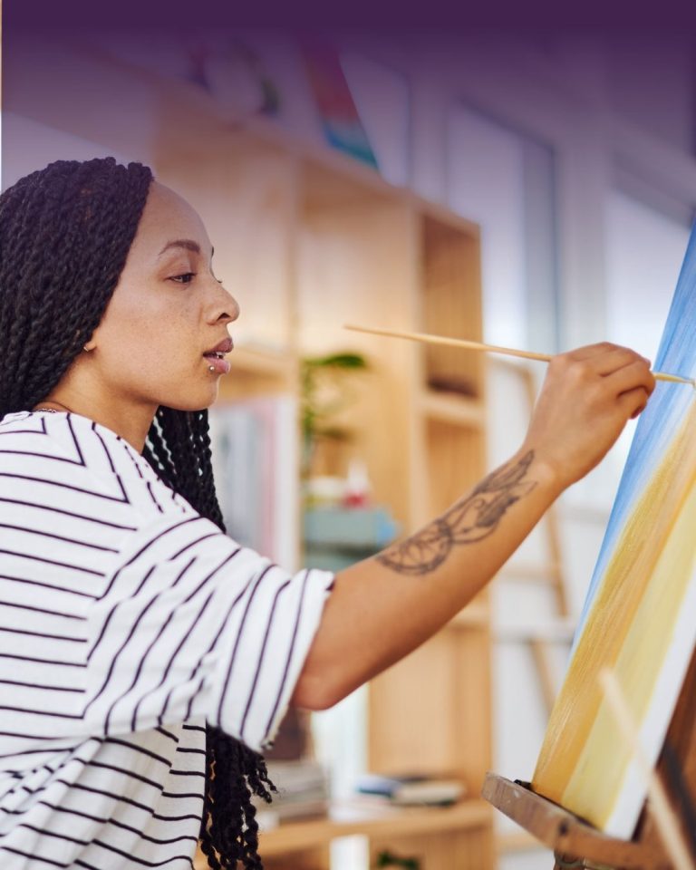 Femme en train de peindre illustrant les bienfaits de l’art, de la créativité et des émotions sur la santé cardiovasculaire