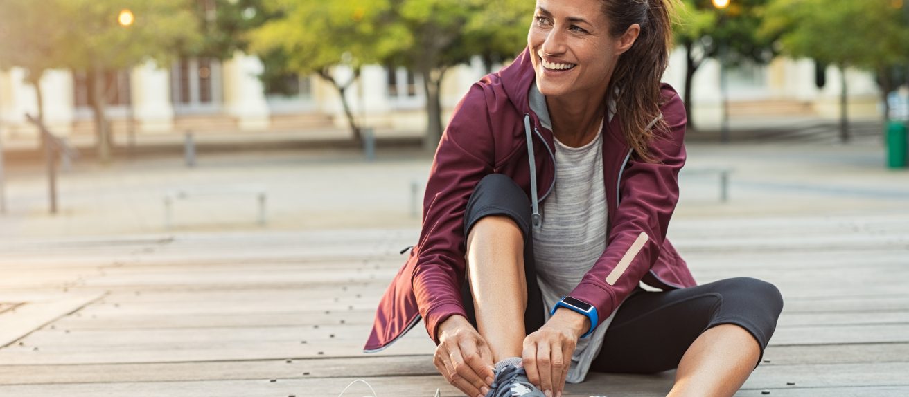 Femme faisant du sport en extérieur pour illustrer la prévention cardiovasculaire et les bienfaits de l’activité physique sur la santé du cœur