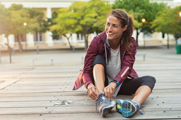 Femme faisant du sport en extérieur pour illustrer la prévention cardiovasculaire et les bienfaits de l’activité physique sur la santé du cœur