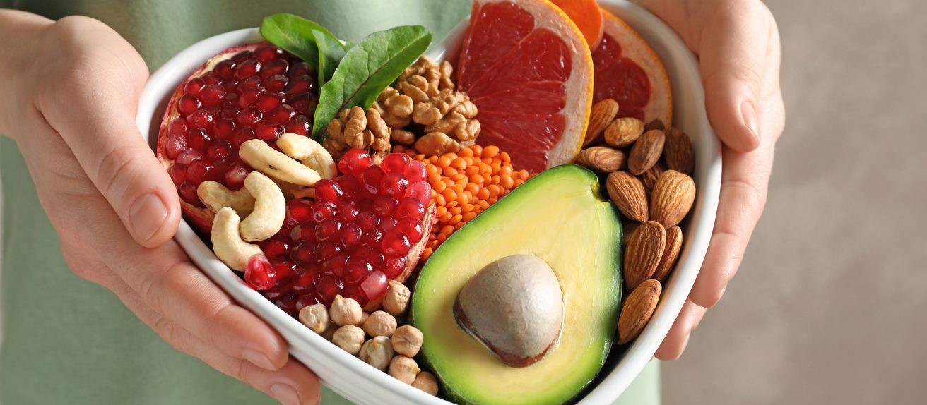 Repas sain et équilibré composé de légumes, céréales et aliments frais pour illustrer la prévention des maladies cardiovasculaires