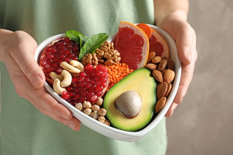 Repas sain et équilibré composé de légumes, céréales et aliments frais pour illustrer la prévention des maladies cardiovasculaires