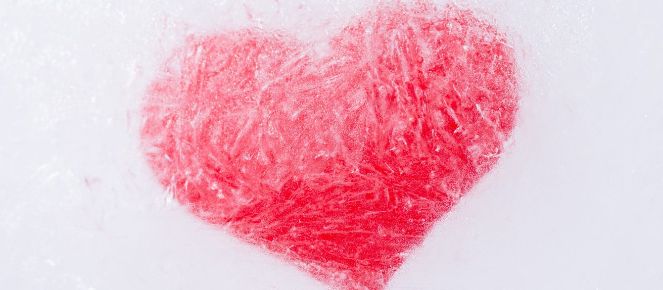 Cœur givré recouvert de glace illustrant les effets du froid intense sur la santé cardiovasculaire et les risques cardiaques en hiver