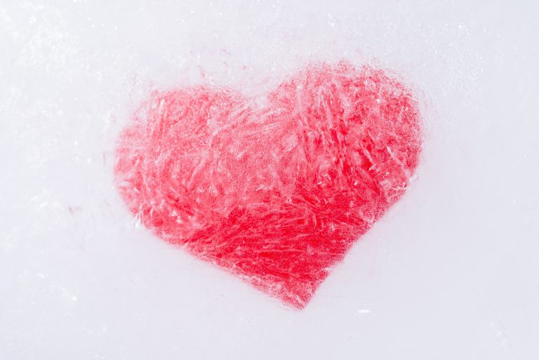 Cœur givré recouvert de glace illustrant les effets du froid intense sur la santé cardiovasculaire et les risques cardiaques en hiver