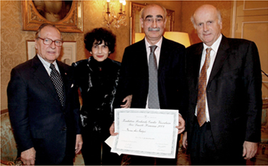 Quatre personnes posent ensemble lors d’une cérémonie avec remise de certificat.