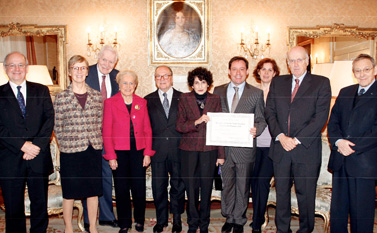 Groupe de personnes lors d’une cérémonie officielle avec remise de certificat.