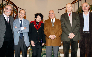 Groupe de cinq personnes posant ensemble lors d’un événement officiel.