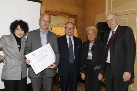 Groupe de personnes lors d’une cérémonie avec remise de certificat.