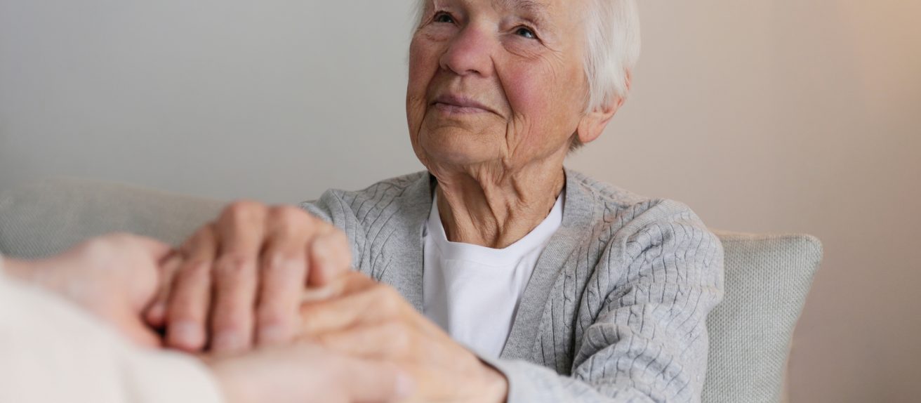Patiente atteinte d’une maladie cardiovasculaire accompagnée de son aidante illustrant le soutien, l’accompagnement et le parcours de soins