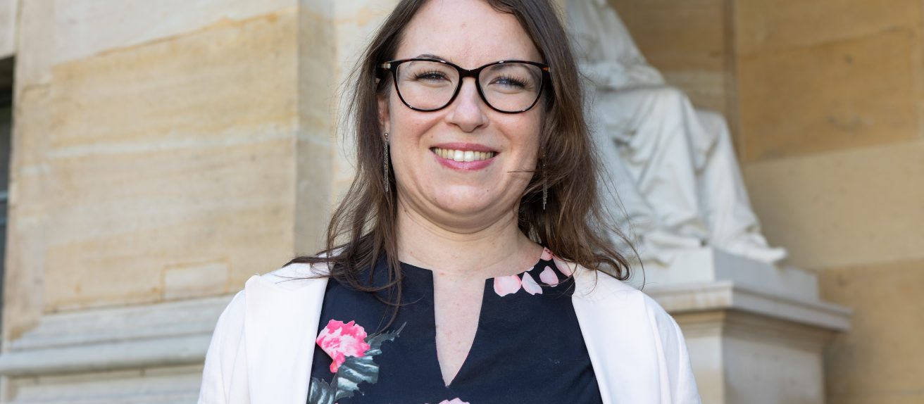 Portrait de Mathilde Keck présentant ses recherches sur la pré-éclampsie et la santé cardiovasculaire des femmes