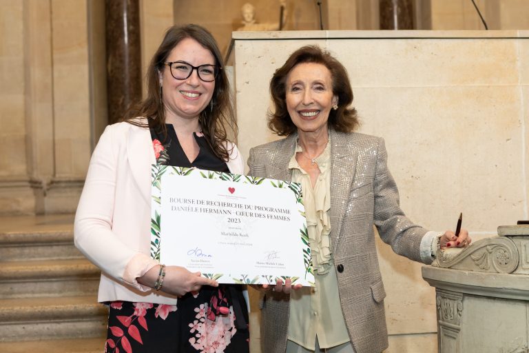 Photographies du jury scientifique et des lauréats des bourses Cœurs de Femmes réunis lors d’une cérémonie de remise de prix