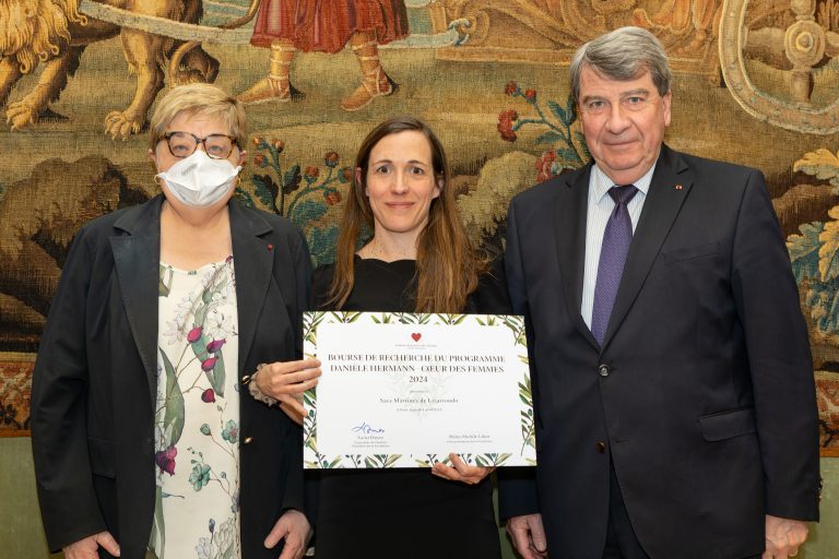 Photographies du jury scientifique et des lauréats des bourses Cœurs de Femmes réunis lors d’une cérémonie de remise de prix