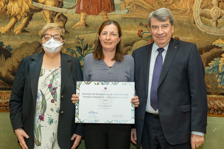 Photographies du jury scientifique et des lauréats des bourses Cœurs de Femmes réunis lors d’une cérémonie de remise de prix