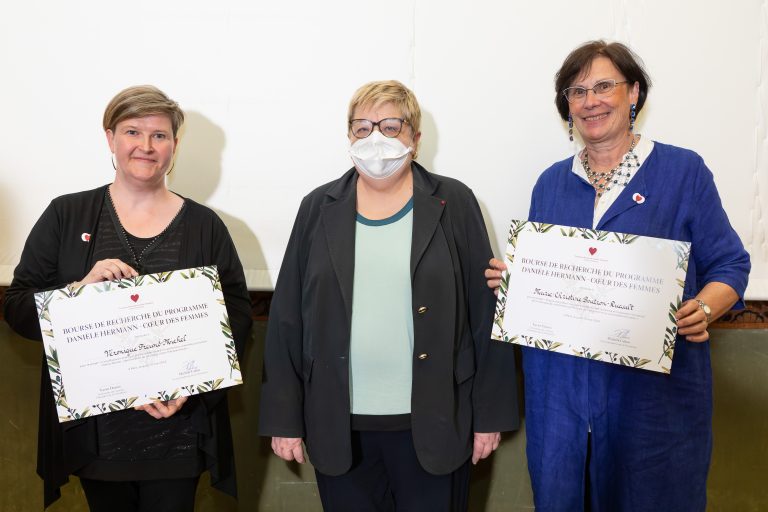 Photographies du jury scientifique et des lauréats des bourses Cœurs de Femmes réunis lors d’une cérémonie de remise de prix