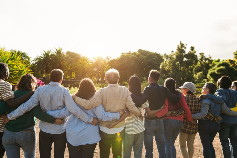Un groupe d’amis solidaires réunis dans un moment de partage et d’entraide