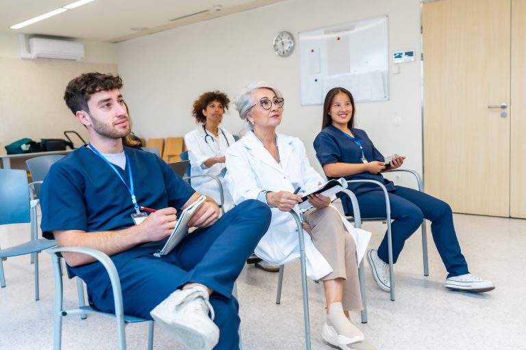 Des soignants réunis et souriants symbolisant l’écoute, la prévention et la mobilisation pour la santé cardiovasculaire des femmes