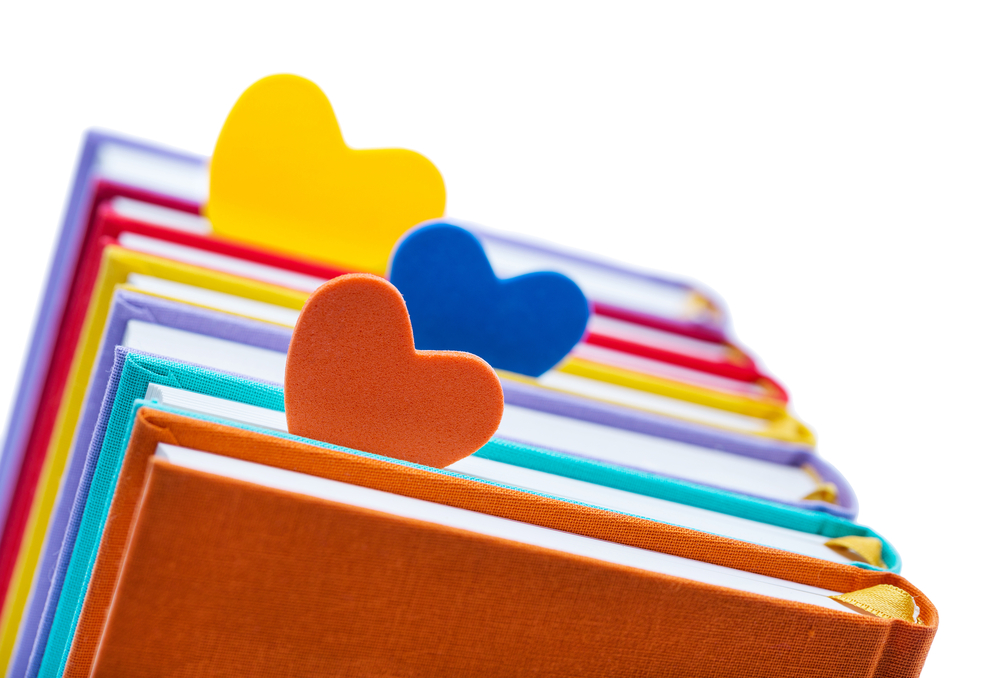 Livre ouvert avec des marque-pages en forme de cœur symbolisant l’engagement et le mécénat au service de la recherche
